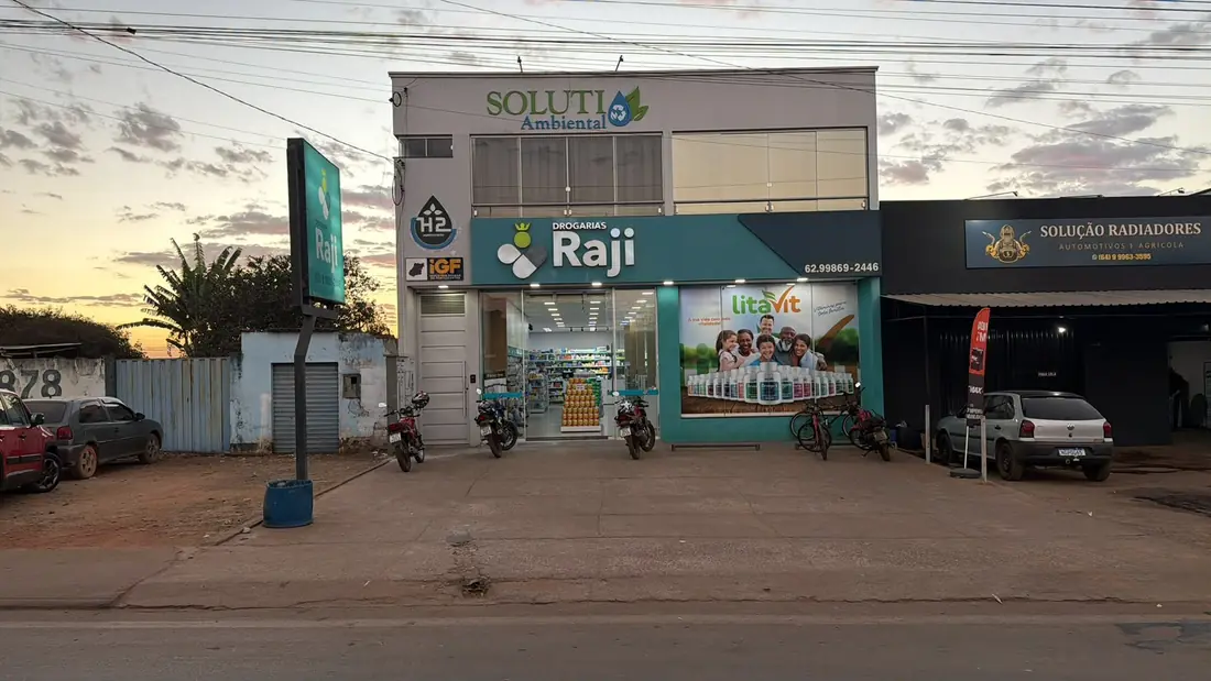 Fachada da Drogarias Raji na Avenida Dom Bosco, em Silvânia, Goiás